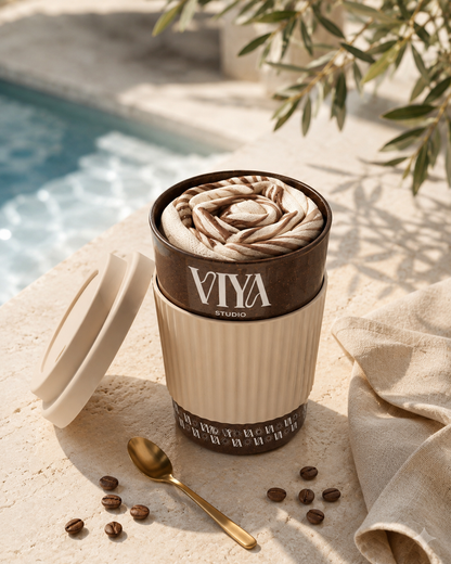 Coffee Cup Signature VIYA Studio, détail packaging avec chaussette grip