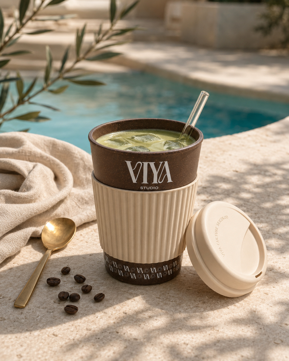 Coffee Cup Signature VIYA Studio, iced matcha bord de piscine