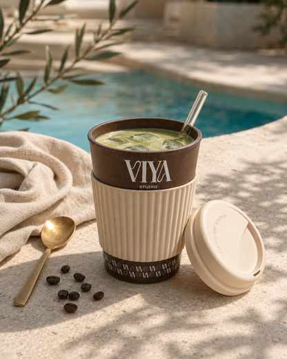 Coffee Cup Signature VIYA Studio, iced matcha bord de piscine