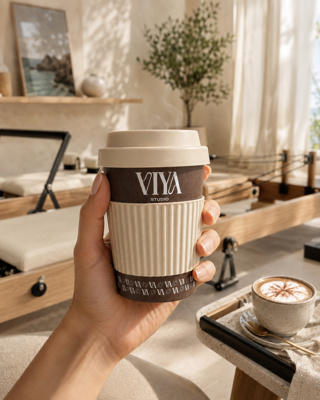 Coffee Cup Signature VIYA Studio tenue à la main, studio Pilates reformer