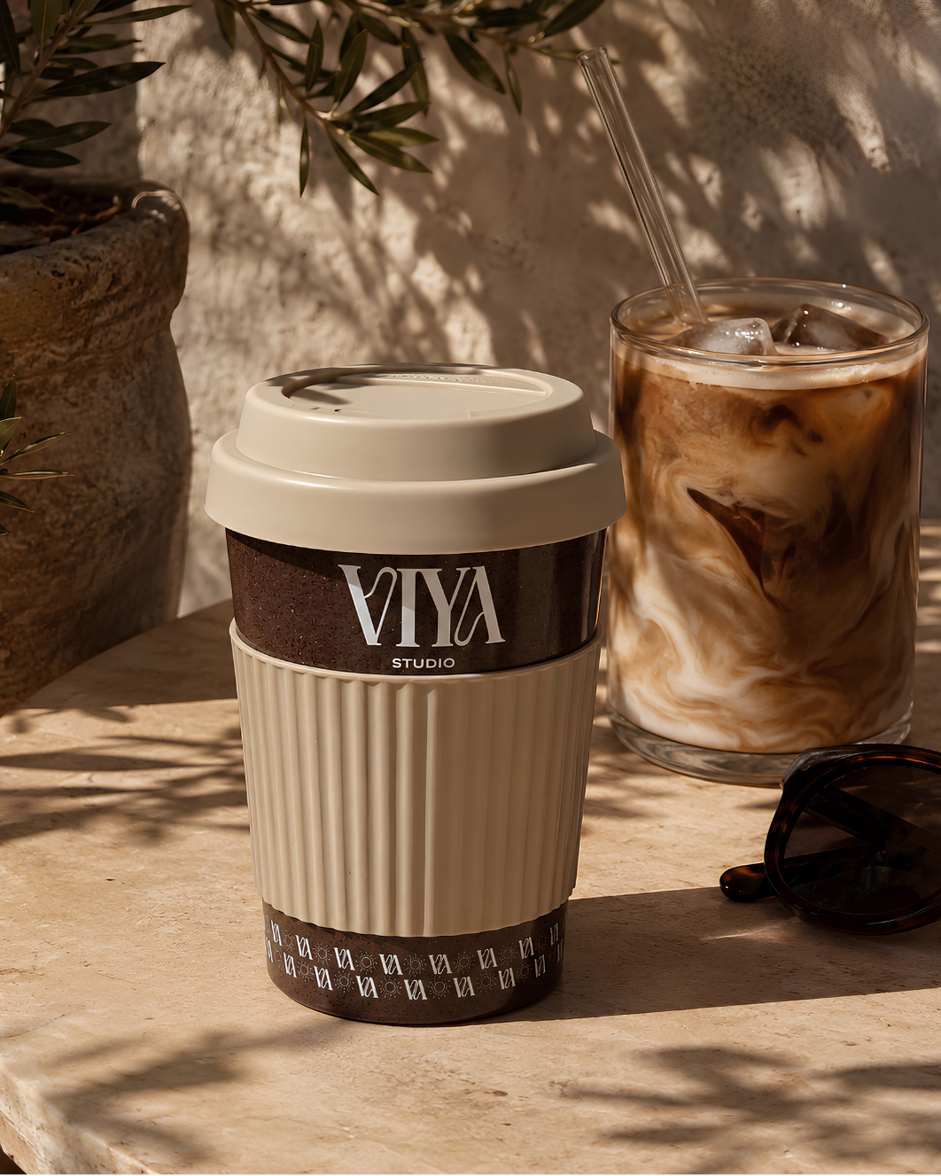 Coffee Cup Signature VIYA Studio éco-responsable, iced coffee en terrasse