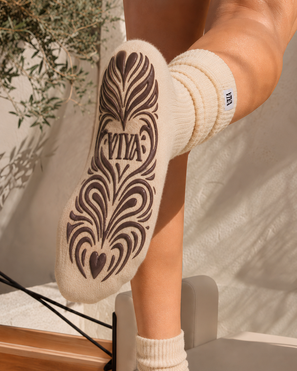 Détail grip semelle chaussettes Pilates Flat White VIYA Studio