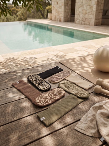 Chaussettes grip Pilates VIYA Studio, flatlay lifestyle bord de piscine